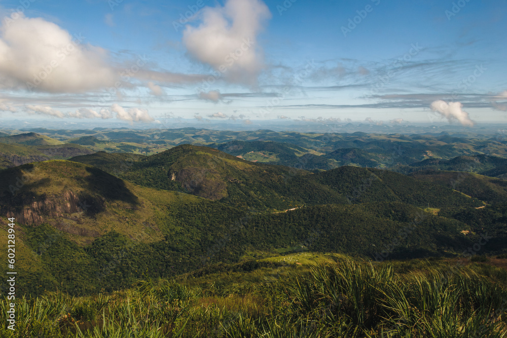 Vista de montañas desde la Piedra de Itaipava, Petrópolis, Brasil Vista de montañas desde la Piedra de Itaipava, Petrópolis, Brasil