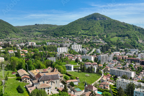 Ville de Voiron sous fond de Notre-Dame de Vouise