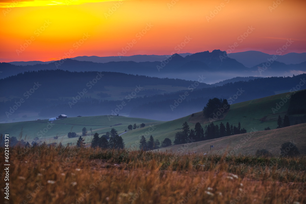 Kacwin i okolice - Bacówka i krajobraz Spiszu. Piękny wschód słońca ponad górami. 