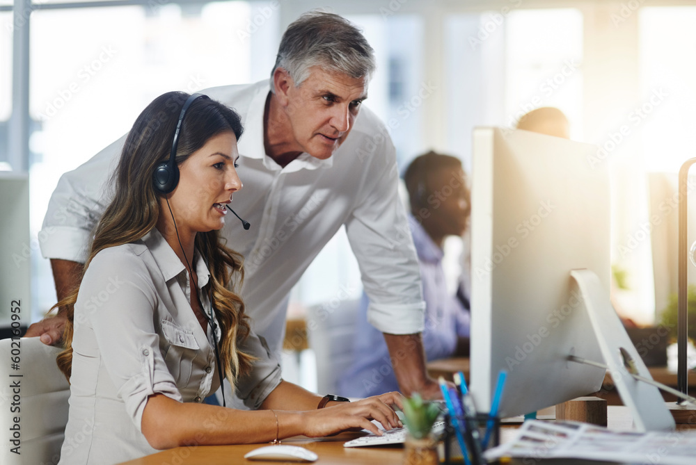 Obraz premium Leadership, woman or senior manager in call center training telemarketing in customer services office. Contact us, coaching or mature mentor teaching an insurance agent on new job advice on computer