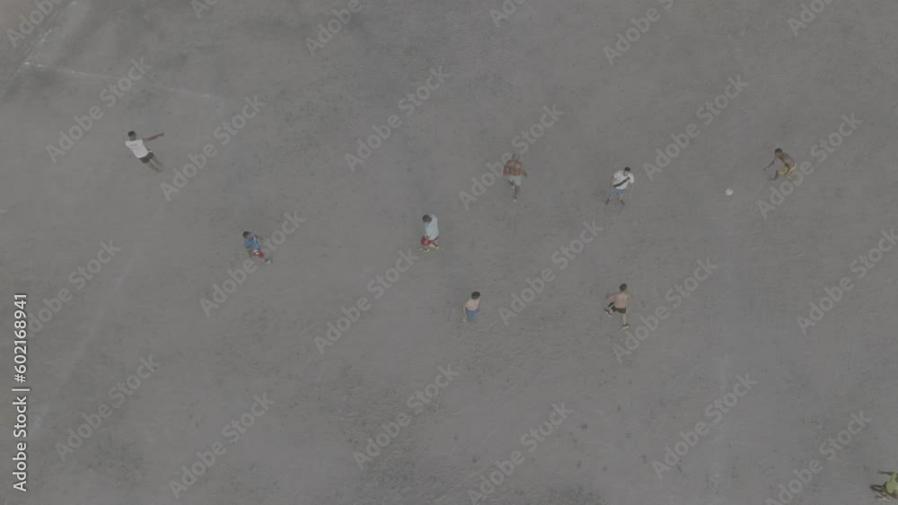 Pessoas jogando bola