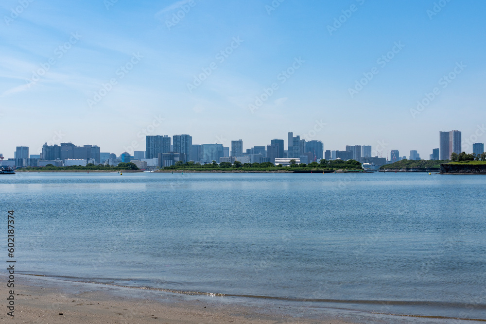 東京　お台場海浜公園から望む海岸風景