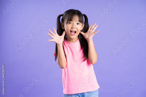 Fotografía beautiful asian girl portrait posing on purple background