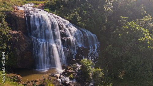 Vista aérea de uma cachoeira em Minas Gerais, Brasil. Foto em longa exposição.