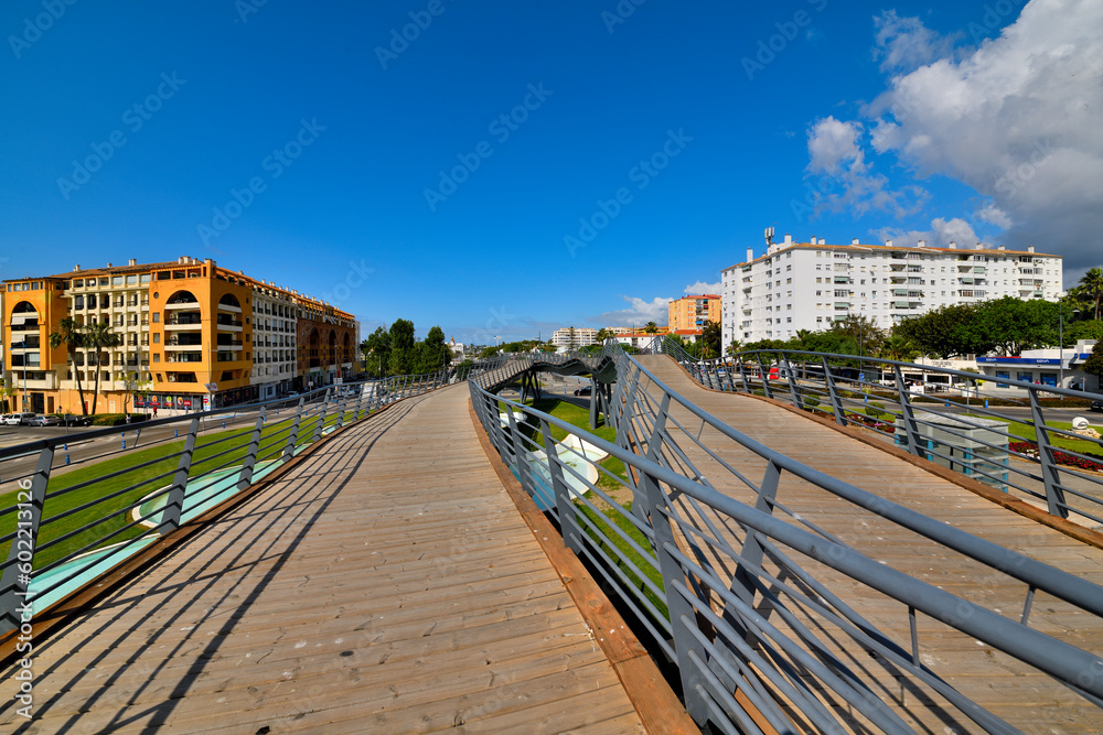 paisaje urbano con puente peatonal en Marbella