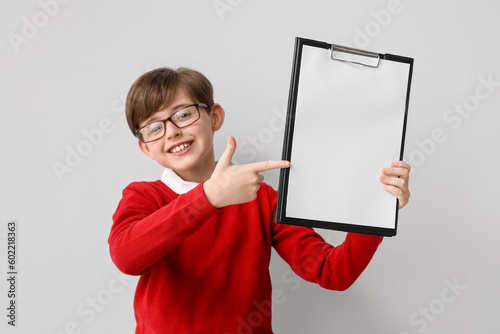 Little boy pointing at clip...