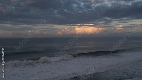 Atardecer nublado en el mar costa de Guerrero México