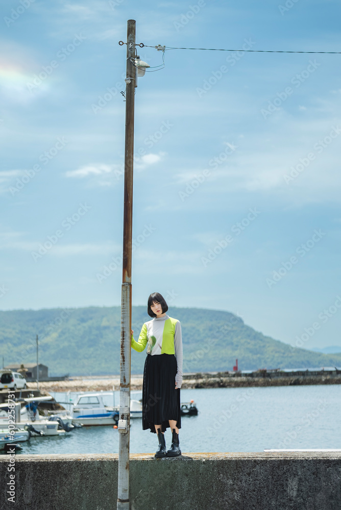 Naklejka premium 港町を旅する女性