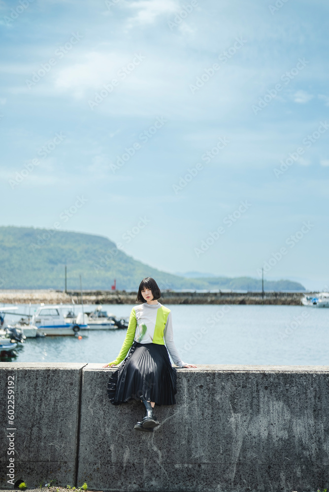 港町を旅する女性