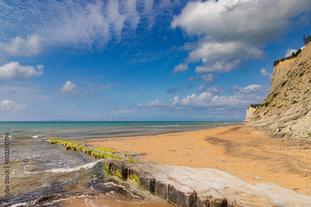 Krajobraz morski. Piaszczyste plaże na greckiej wyspie