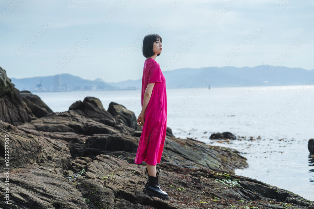 海岸を旅する女性 海岸を旅する女性