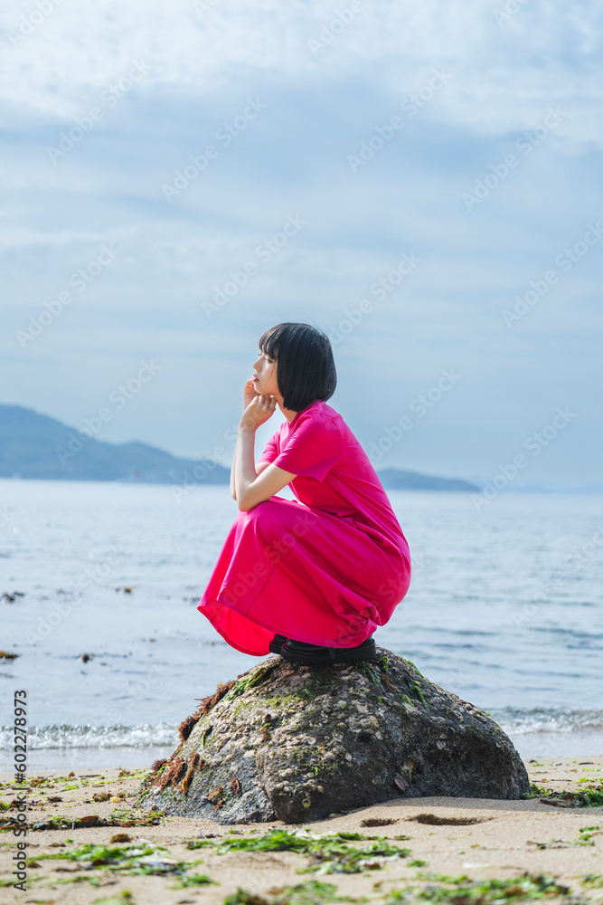 海岸を旅する女性 海岸を旅する女性