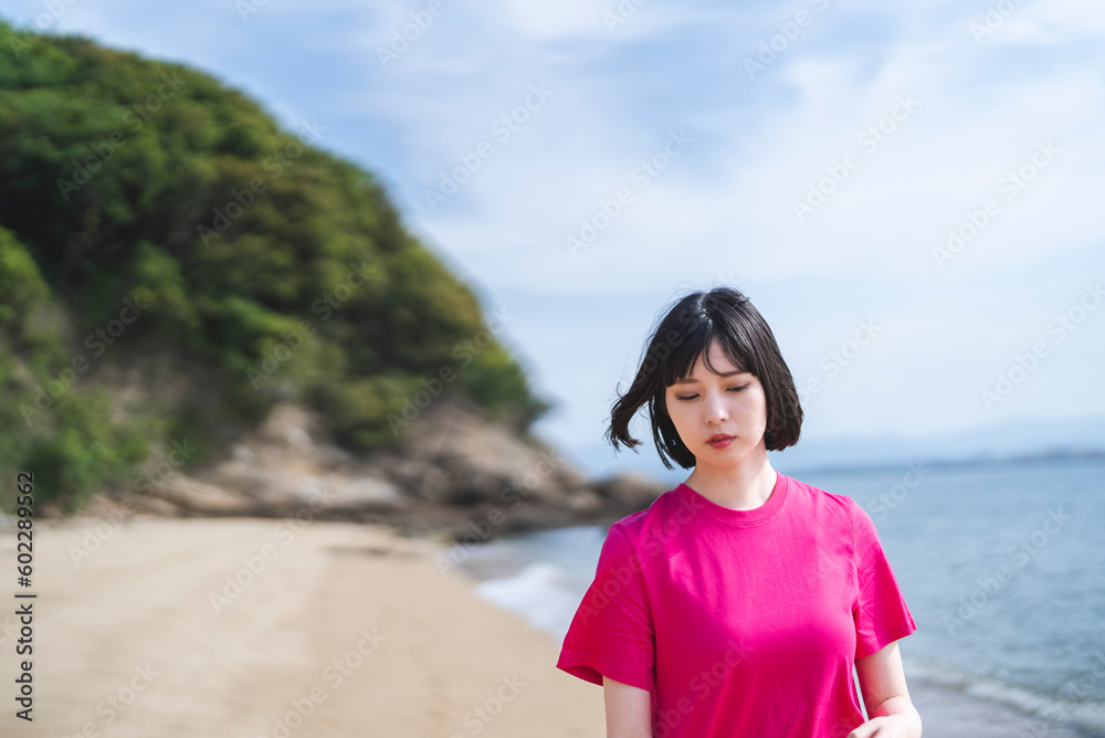 海岸を散策するワンピースの女性 海岸を散策するワンピースの女性