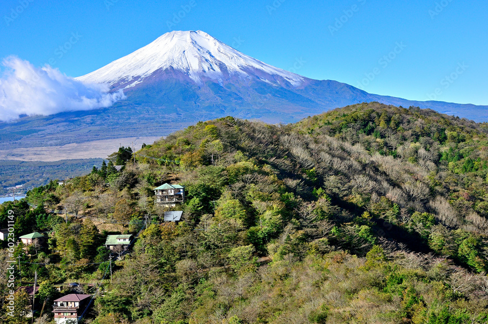道志山塊の平尾山山頂より望む富士山と大平山と山中湖
