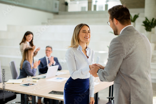 Young business woman handsh...