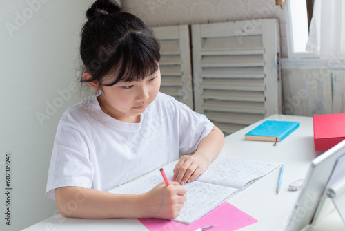 宿題をする小学生