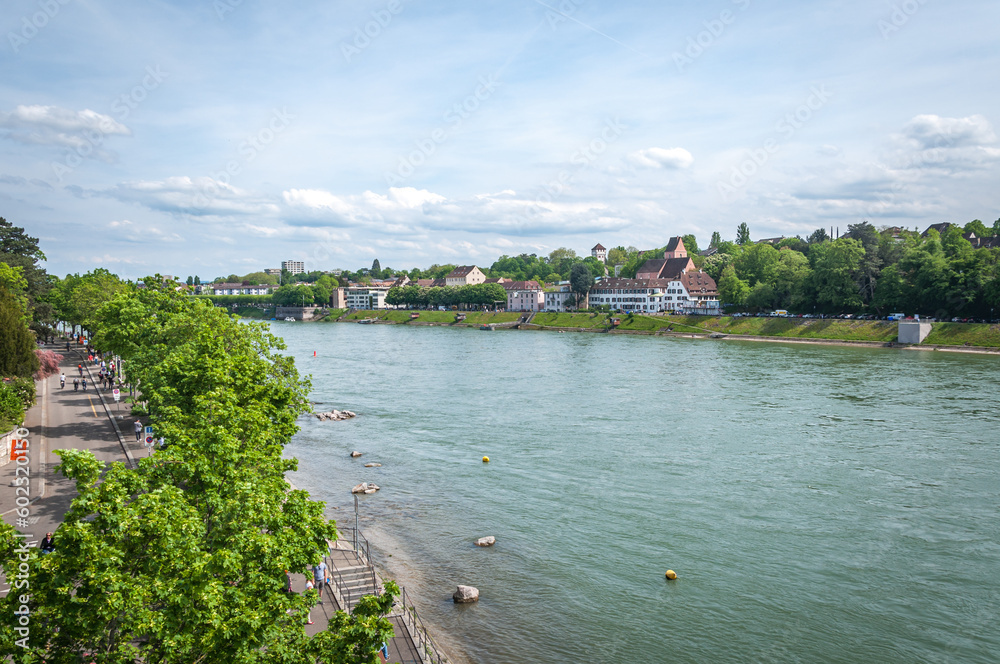 Bâle en Suisse et ses quais sur le Rhin