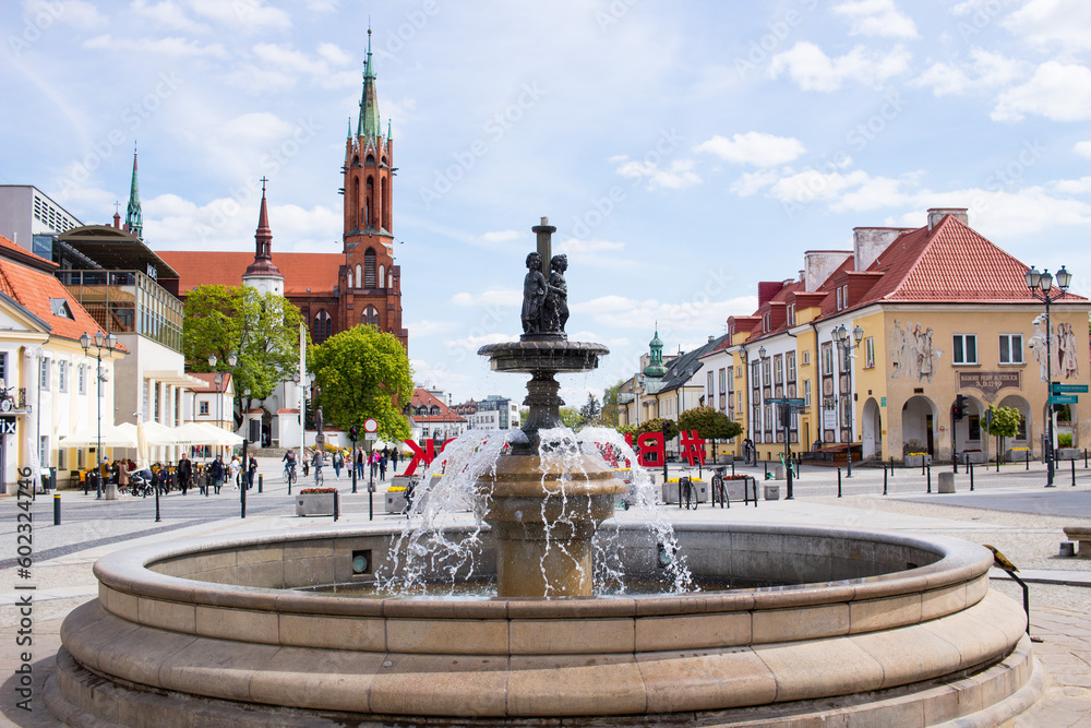 14.05.2023 Białystok Polska. Historyczna fontanna w centrum starego miasta. - obrazy, fototapety, plakaty 