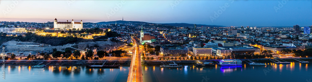 Fototapeta premium Evening panorama of the castle and old town in Bratislava, capital of Slovakia
