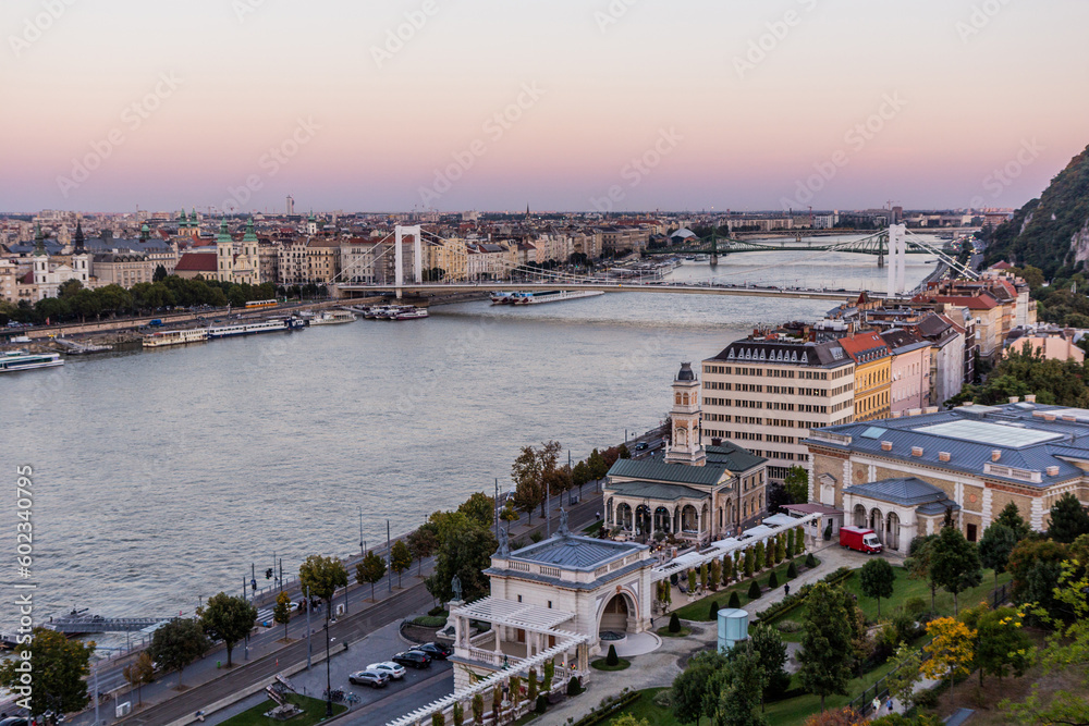 Obraz premium Evening view of Danube river with Erzsebet hid bridge in Budapest, Hungary