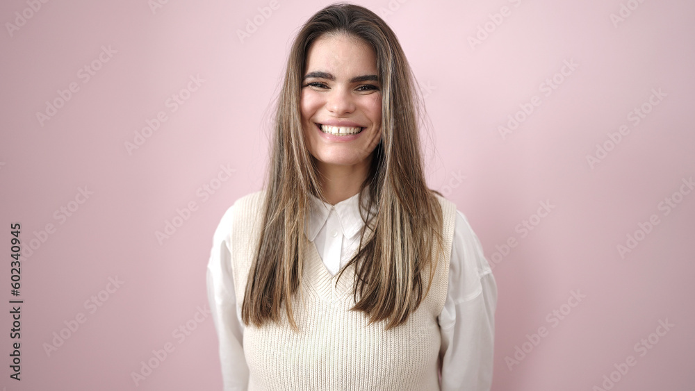 Obraz premium Young beautiful hispanic woman smiling confident over isolated pink background