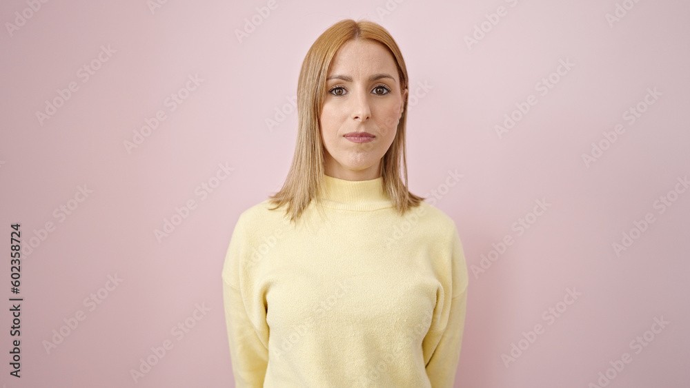 Obraz premium Young blonde woman standing with relaxed expression over isolated pink background