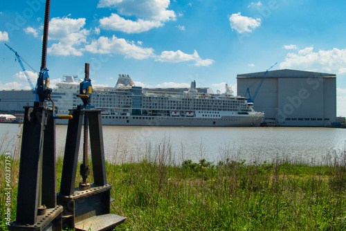 Foto Blick auf die Meyer Werft in Papenburg auf ein fertiggestelltes Kreuzfahrtschiff