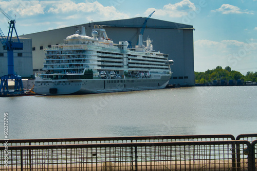 Фотография Blick auf die Meyer Werft in Papenburg auf ein fertiggestelltes Kreuzfahrtschiff