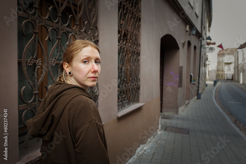 Obraz na płótnie Portrait of a beautiful blonde girl in the city w salonie