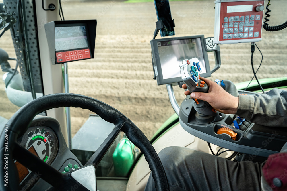 Fahrerkabine eines modernen Traktors, moderne Schlepper und Landtechnik sind heute vollgestopft mit Funk, Elektronik, GPS und Leitsystemen. - obrazy, fototapety, plakaty 