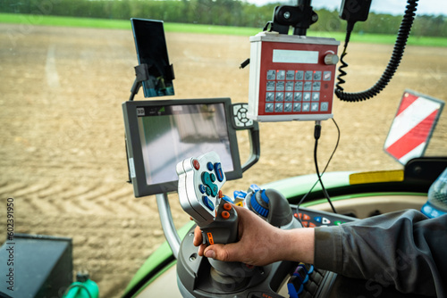 Fahrerkabine eines modernen Traktors, moderne Schlepper und Landtechnik sind heute vollgestopft mit Funk, Elektronik, GPS und Leitsystemen. photo