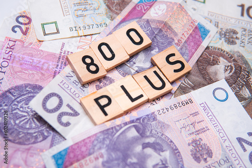 inscription 800 plus next to Polish money. Revaluation of the 500 plus program in Poland. Election promises