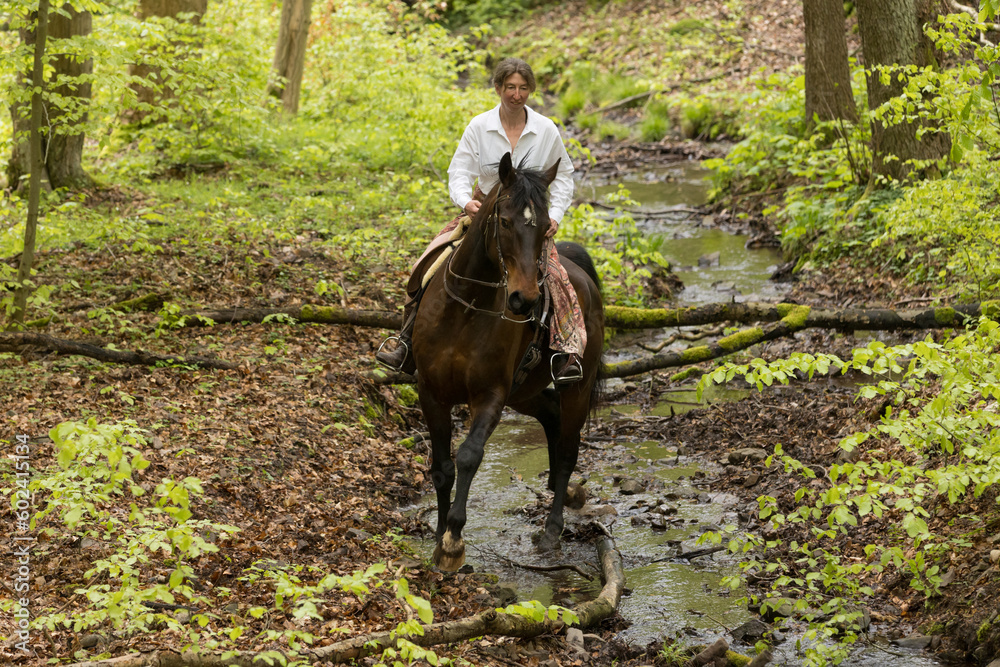 Frau reitet im Frühling im Wald Frau reitet im Frühling im Wald