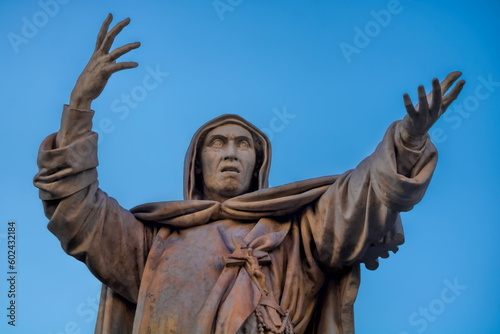 Ferrara, Italien - Denkmal von Girolamo Savonarola, errichtet im Jahr 1875 photo