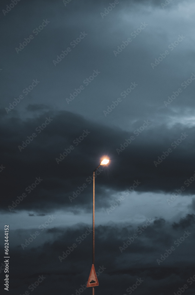Obraz premium A lamp in the darkness