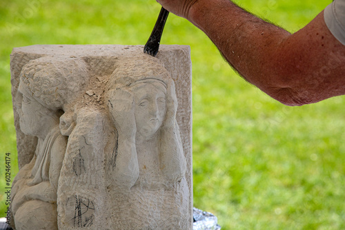 Foto Sculpteur au travail sur pierre calcaire