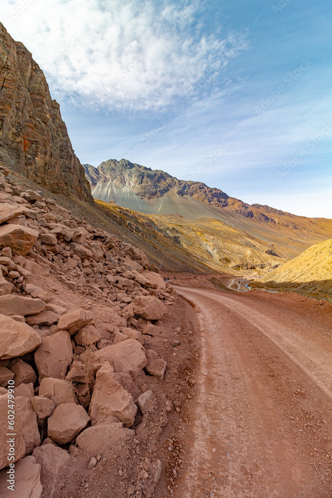 paisagem de uma estrada de terra e lindas montanhas  Cajón del Maipo e Embalse El Yeso, Chile cordilheira dos Andes, Santiago, Chile