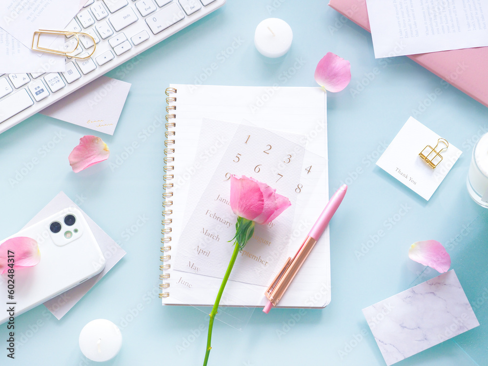 水色ガラスデスクのフラットレイトップビュー、女性用オフィスデスク、女性のワークスペース