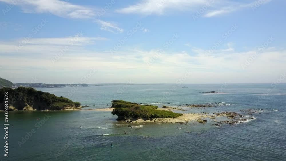 岬の先にある島に近寄って行く空撮映像。 岬の先にある島に近寄って行く空撮映像。