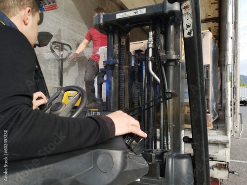 Wallpaper Mural Transport logistique - déchargement de camion Torontodigital.ca