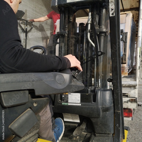 Wallpaper Mural Transport logistique - Déchargement de camion au chariot élévateur Torontodigital.ca
