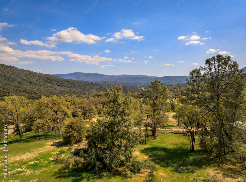 Fototapeta premium Valley and Sierra Nevada mountain range near Yosemite National Park in Oakhurst