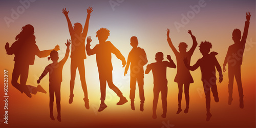 Concept des colonies de vacances, avec un groupe d’enfants qui sautent en l’air, pour exprimer leur joie.