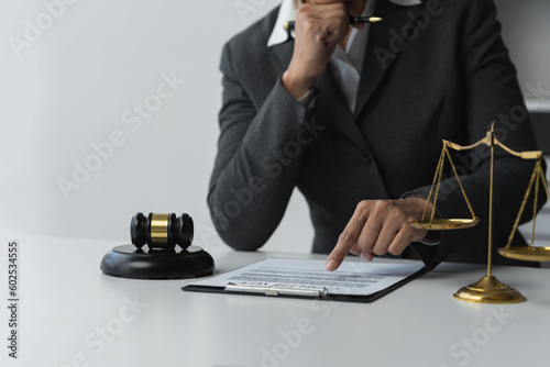 Quadro em tela concept of justice and law Lawyer or legal advisor working in the office sitting thinking Analyze the accuracy of business contract documents to provide advice and fairness