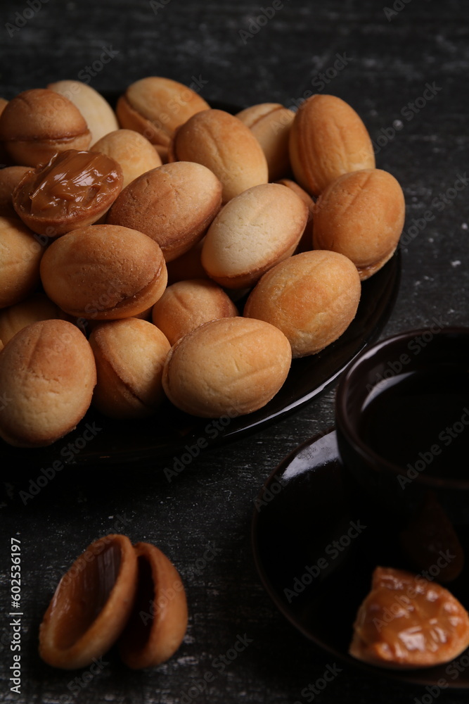 photo homemade pastry with condensed milk filling photo homemade pastry with condensed milk filling