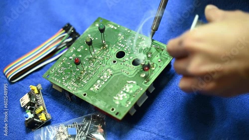 solders elements of printed circuit boards with low-melting solders