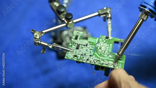 solders elements of printed circuit boards with low-melting solders