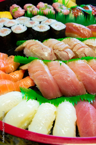 日本の食卓、出前のお寿司 握り