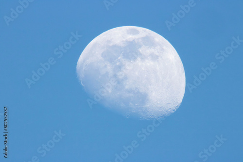 昼の空、青空と白い大きな月