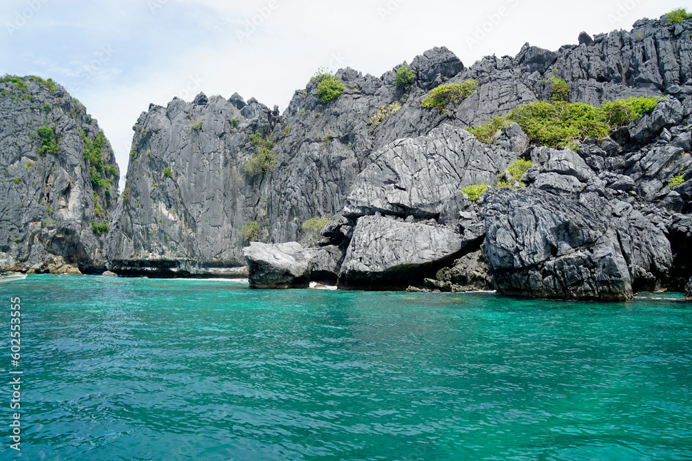 Naklejka premium massive limestone rocks at the el nido archipelago